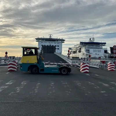 Pourquoi le port de Calais est complètement à l'arrêt : on vous...