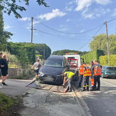 Heuringhem : une voiture projetée dans une haie après une collision...