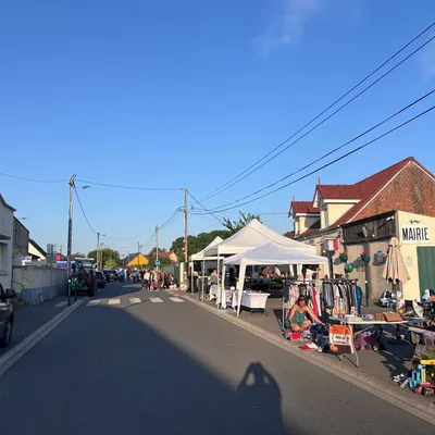 Brocante d'Andres : une femme secourt un enfant en détresse tandis...