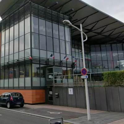 Coudekerque-Branche : un agent perché à 2,5m sur la mairie provoque...