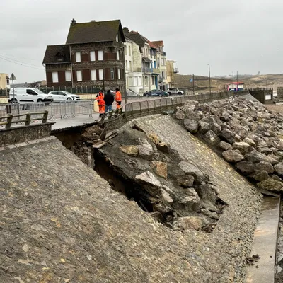Conséquence de la tempête, la digue d'Ambleteuse s'est en partie...