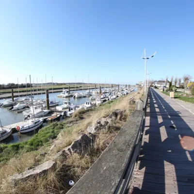 Une femme à l'eau à Etaples-sur-Mer