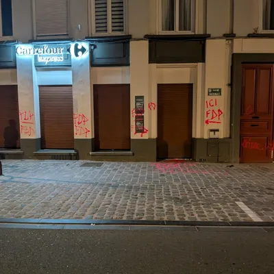 Une façade de magasin vandalisée à la peinture rose à Bergues