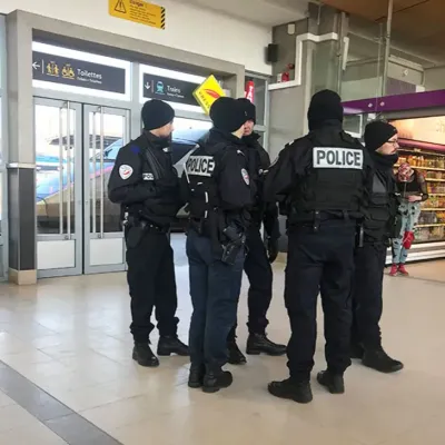 Deux bandes de quartier se retrouvent place de la gare de Dunkerque...