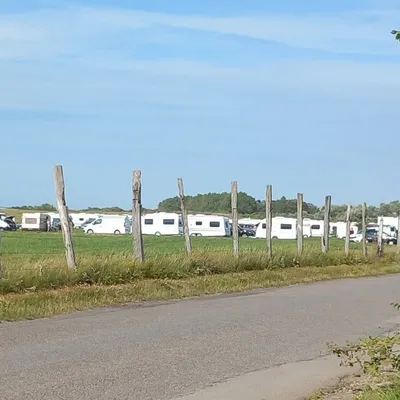 Plus de 100 caravanes s'installent à la limite de...