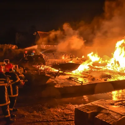 Coulogne : un incendie spectaculaire en pleine nuit 