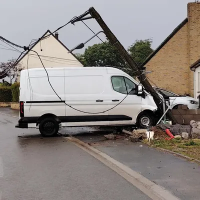 Accident à Moulle : le livreur Amazon transporté à l'hôpital, 30...