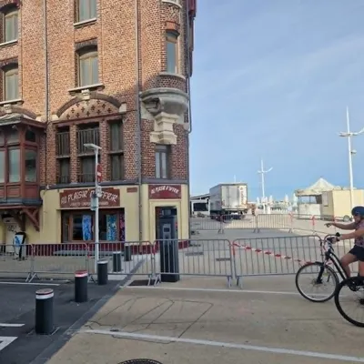 Dunkerque : une partie d'un mur tombe sur la voie publique sur la...