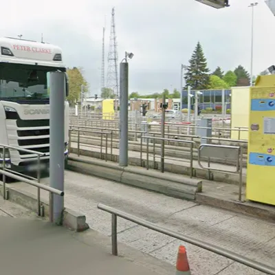 Setques : un poids lourd percute le péage de l'A26