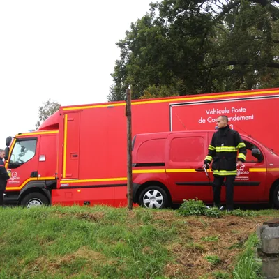Un cours d'eau pollué par des hydrocarbures ce samedi, à...