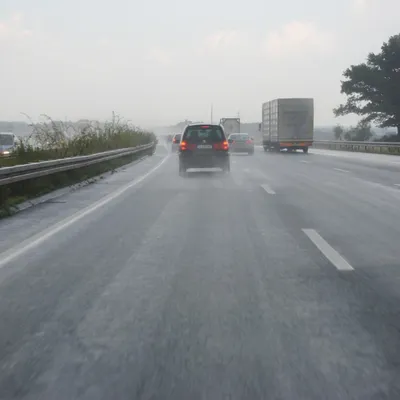 Calais : une voiture percute l’îlot central sur l'autoroute, une...