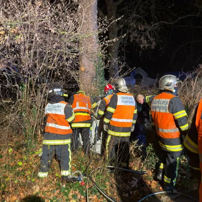 Hucqueliers : sa voiture finit dans un arbre, le conducteur dans un...