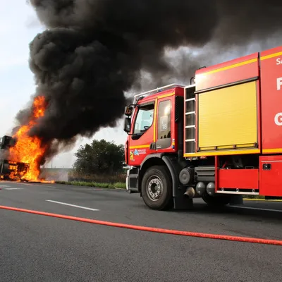 Cléty : un camion chargé de paille ravagé par les flammes 