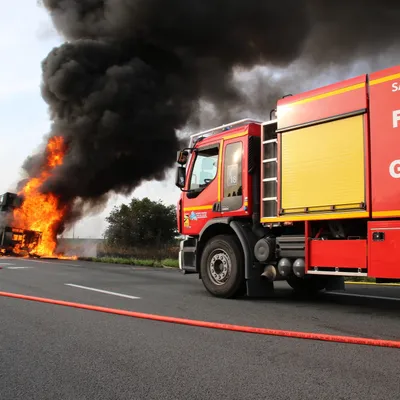 Marck : une voiture en feu sur l'A16