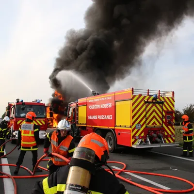 A16 : une voiture en feu provoque d’importants ralentissements dans...