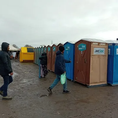 Loon-Plage : des sanitaires installés au camp de migrants