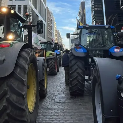 Les agriculteurs manifestent devant le domicile d'Emmanuel Macron,...