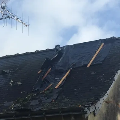 Tempête Austen. Une maison éventrée par un arbre à Chazé-sur-Argos...