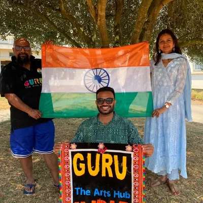 Segré-en-Anjou Bleu. Stars en Inde, ils se produisent sur la scène...