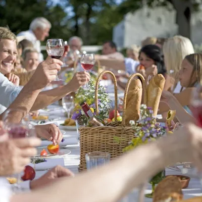 Chemillé-en-Anjou. Avant l'accueil du banquet du Canon Français, la...