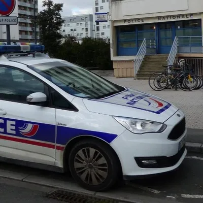 Angers. La police sauve un chien laissé seul dans une voiture sous...