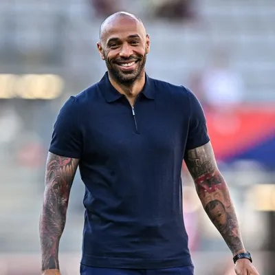 "Chauve et sexy" Thierry Henry s’invite sur le podium mondial