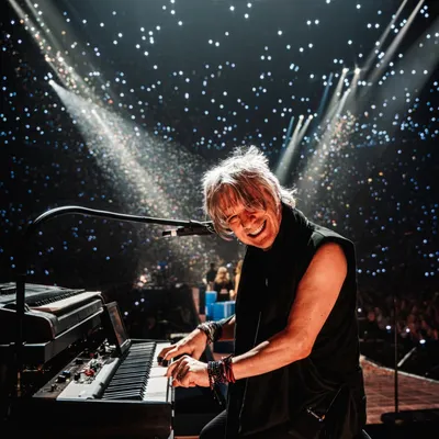 Film, album live et nouveaux concerts pour Indochine