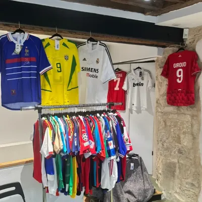 Une vente de maillots de foot collector à Lille