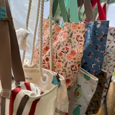 Un marché au bord de l'eau à Clairmarais