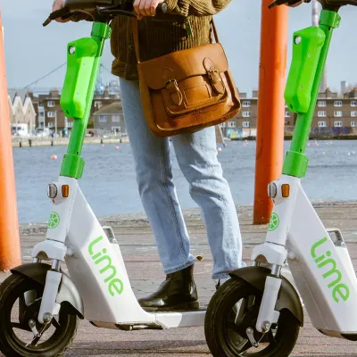Trottinettes électriques : toute la région rend obligatoire le port...