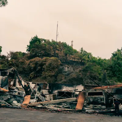Caserne détruite, véhicules brûlés : comment les pompiers de...