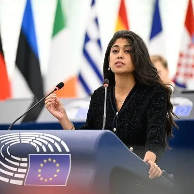 Menaces contre Rima Hassan : un homme jugé à Cahors
