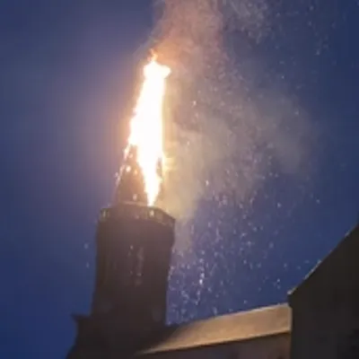 Aveyron : la foudre embrase le clocher de Saint-Salvadou