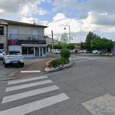 Dieupentale : une voiture électrique fonce sur un café et fait...
