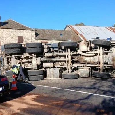 Lozère : un camion d'enrobé se renverse sur la RN88