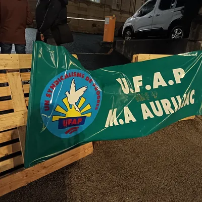 Aurillac :  Les surveillants pénitentiaires bloquent l'entrée de la...
