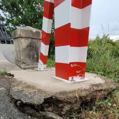 Un poids-lourd force le passage : un pont suspendu du Lot encore...