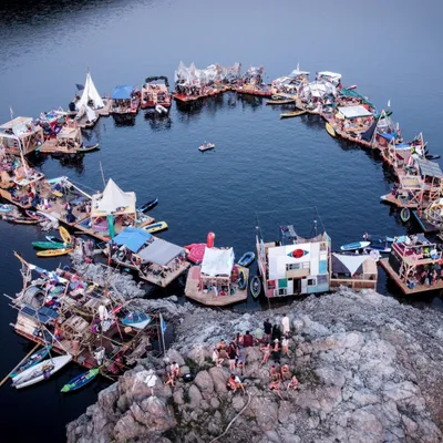 Lac de Grandval : un village flottant sort des eaux pour cinq jours...