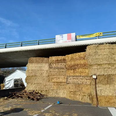 Colère des agriculteurs : le barrage de l'A20 levé, du sang animal...