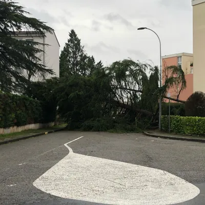 Un agent gravement blessé, établissements scolaires fermés et...