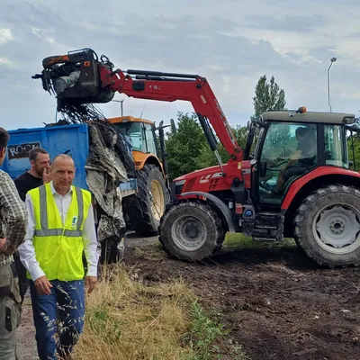 Lot : les agriculteurs nettoient les ronds-points, le coût interroge