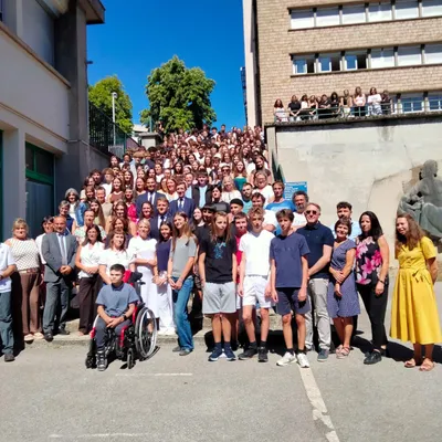 Emmanuel Macron en Lozère pour défendre le lycée sans portable