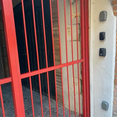 Boîtes à clés dans les centres-villes : entre autonomie et vigilance