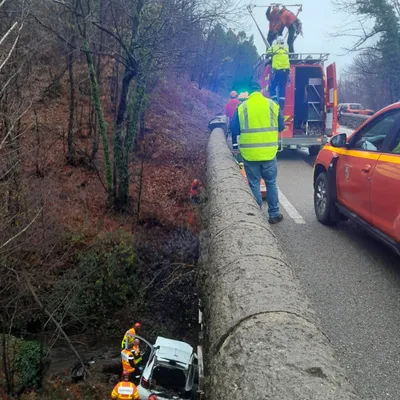 Une conductrice fait une chute de 8 mètres en contrebas de la route