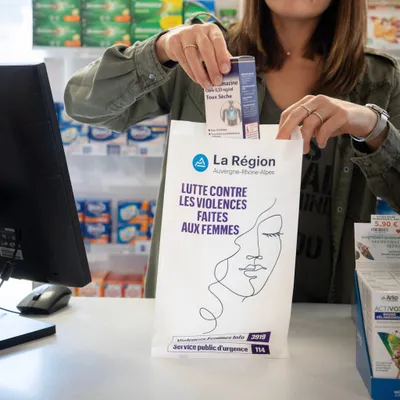 Des sacs en papier pour aider les victimes de violences conjugales