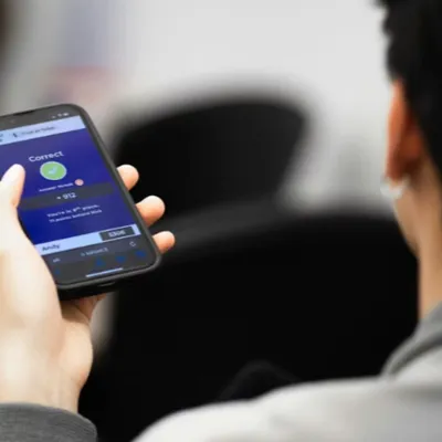 Interdiction des portables au lycée : Emmanuel Macron lance un défi...