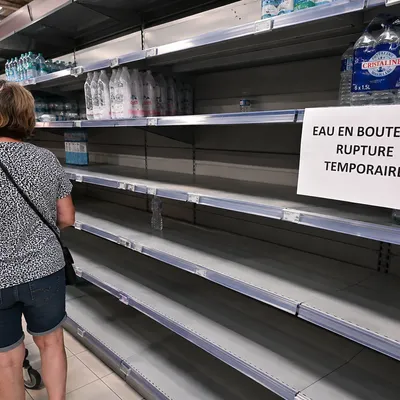 Canicule : pourquoi les bouteilles d'eau disparaissent des rayons...
