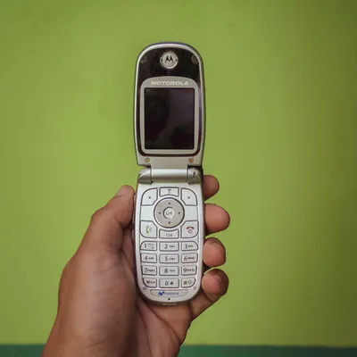 Le téléphone à clapet séduit de nouveau les Français