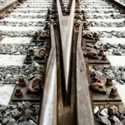 Vienne : un poids lourd transportant une pelleteuse percute un pont...