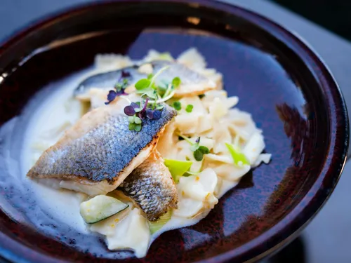 Bar grillé au four et sa sauce au beurre blanc